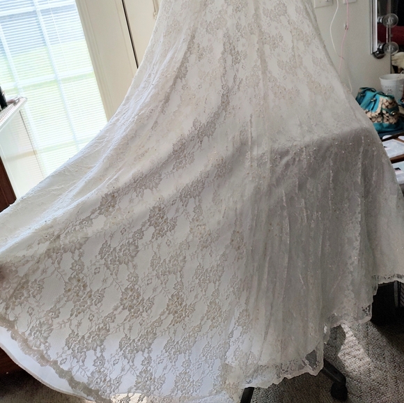 Simple wedding dress - Picture 3 of 8